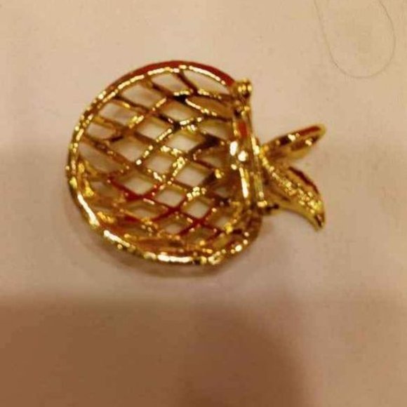 BEAUTIFUL 70'S LATTICE GOLDTONE APPLE PIN - Picture 3 of 7